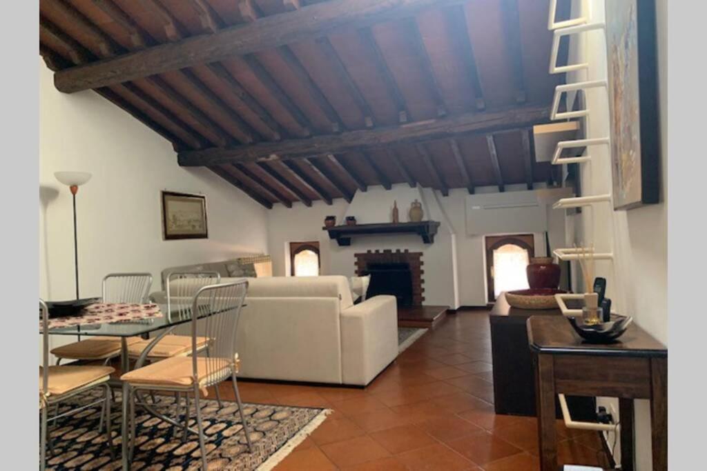 Daisy House: Nice Attic In The Historical Center Salo Bagian luar foto